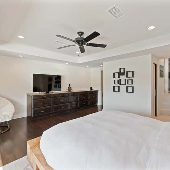 Villa Coastal Bay Pines - Image 1